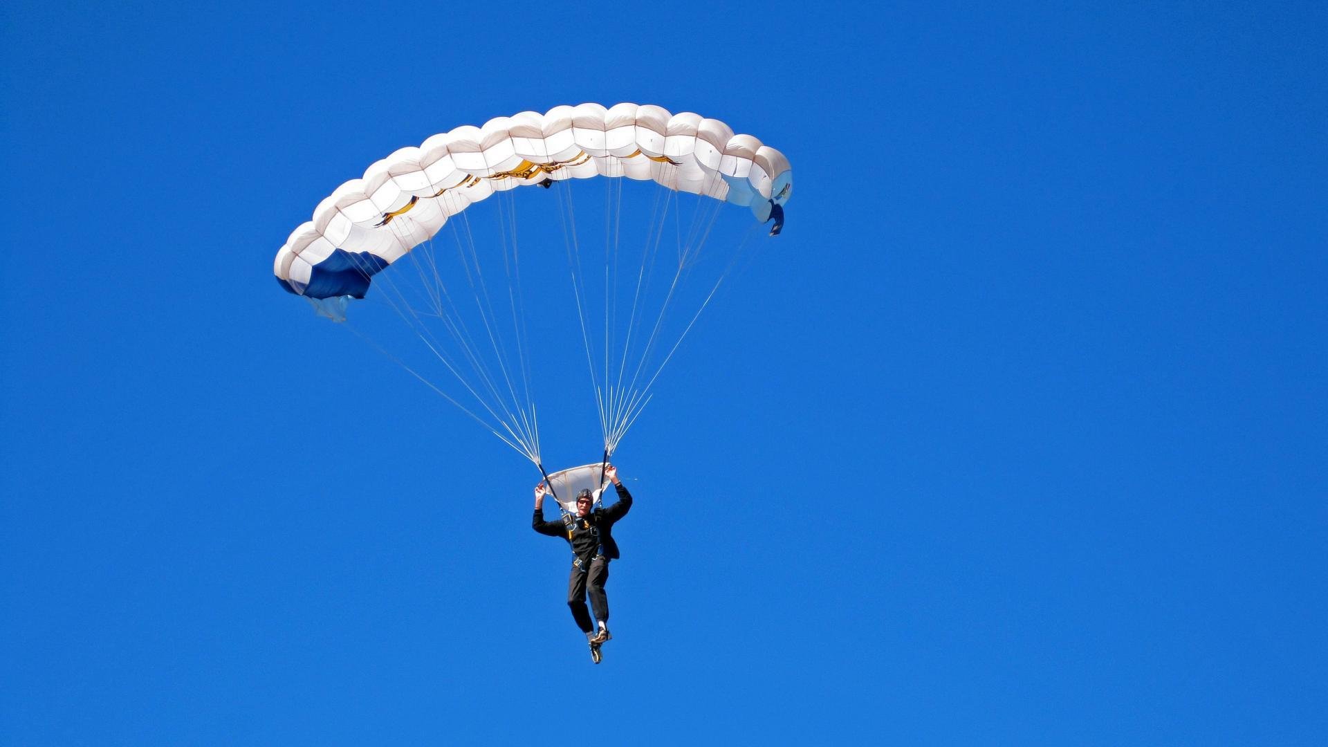 爱游戏官网app-达米恩·麦肯齐：全黑队的进攻大师，巧妙的传球和突破让对方防不胜防